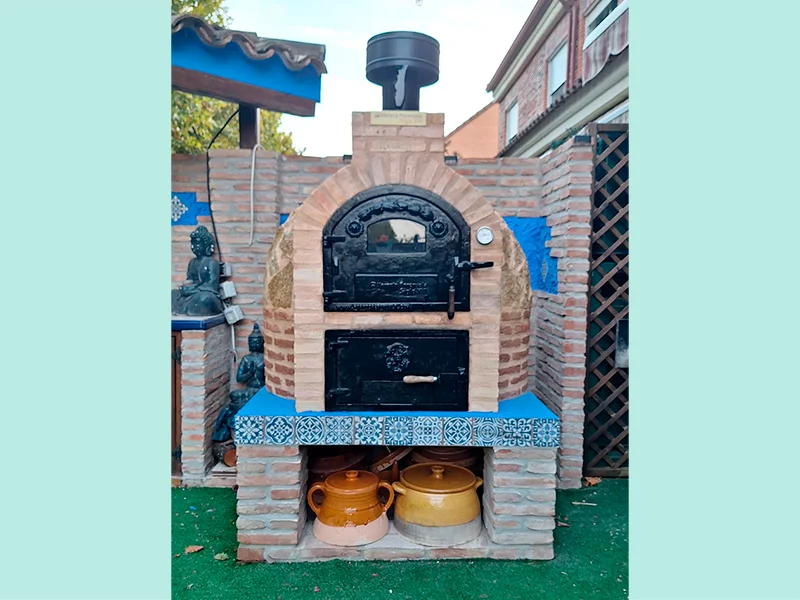 HORNO CON HORNILLA Y MESA INTEGRADA EN LADRILLO RUST. PERERUELA Y PIEDRA MEDITERRANEA